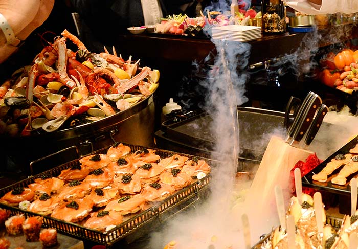Raw Bar – buffet de sushis e frutos do mar e Salmão defumado com alho poró, Caviar e creme fraîche