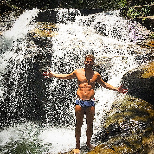 De tirar o fôlego! Henri Castelli exibe barriga sarada em passeio de cachoeira