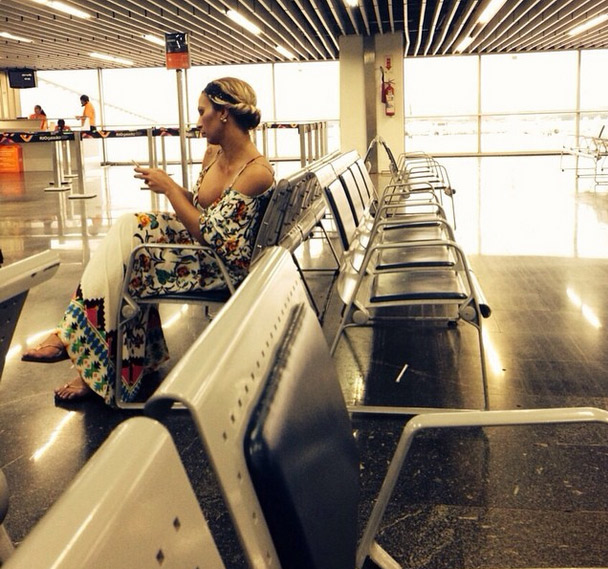 Sozinha no aeroporto, Valesca Popozuda lembra cena de filme