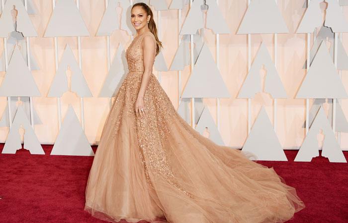 Jennifer Lopez sofre com vestido volumoso