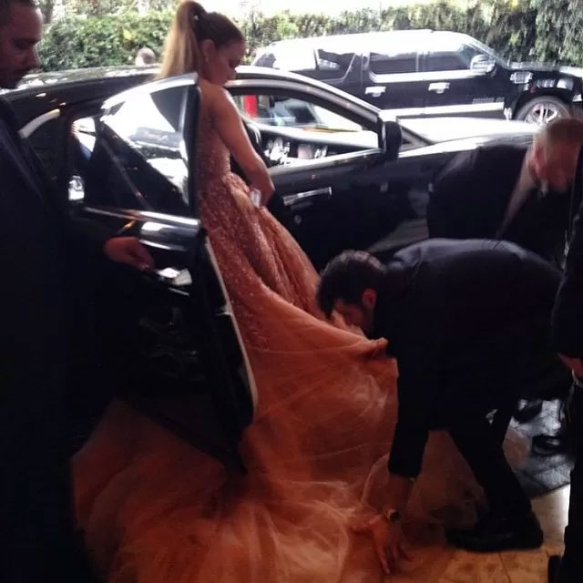 Jennifer Lopez sofre com vestido volumoso
