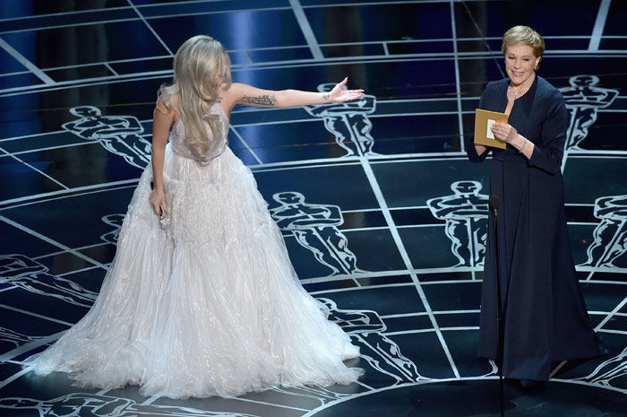 Lady Gaga revive a Noviça Rebelde e brilha como diva no Oscar