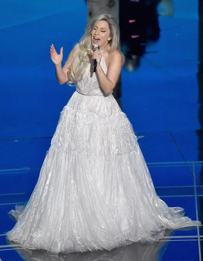 Lady Gaga revive a Noviça Rebelde e brilha como diva no Oscar