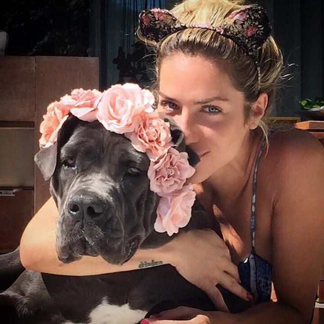 Giovanna Ewbank fantasia cadela para o Carnaval