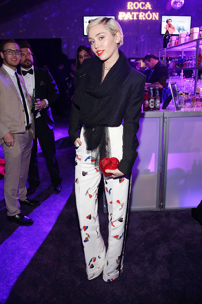 Com look todo cheio de corações, Miley Cyrus posa na After Party organizada por Elton John em prol da AIDS Foundation