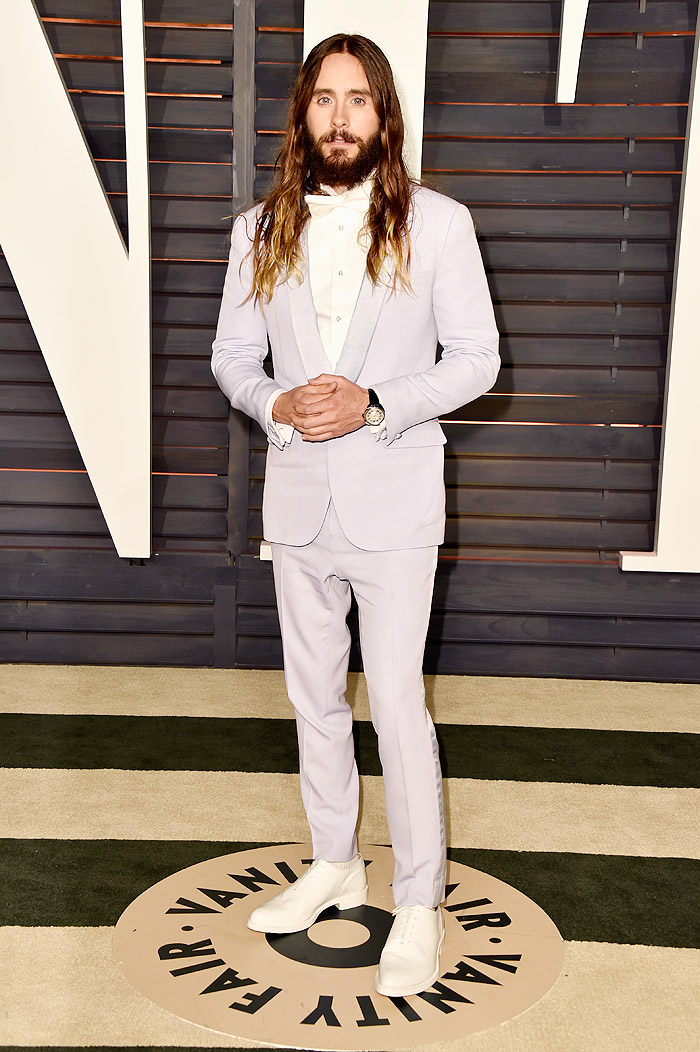 Jared Leto investiu num terno branco para a after party do Oscar em Los Angeles