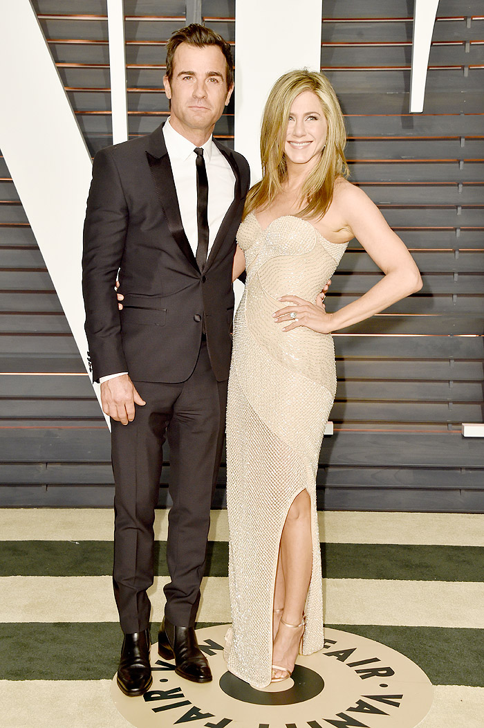 Justin Theroux e Jennifer Aniston foram pura simpatia na entrada do after party do Oscar em Los Angeles
