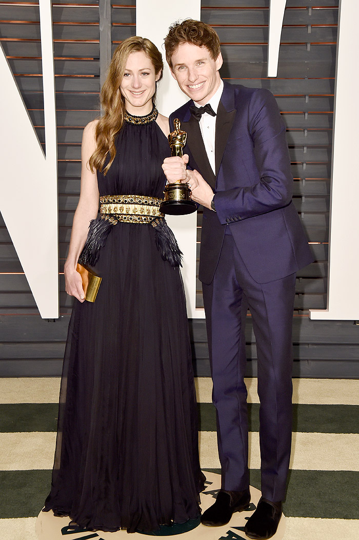 Eddie Redmayne mostra sua estatueta de Melhor Ator no after party do Oscar em Los Angeles