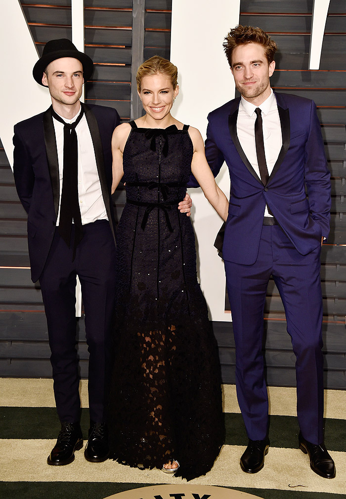 Tom Sturridge, Sienna Miller e Robert Pattinson marcam presença no after party do Oscar em Los Angeles