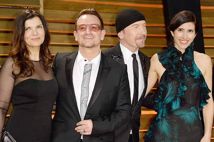 Bono Vox chegou de óculos para a after party do Oscar em Los Angeles