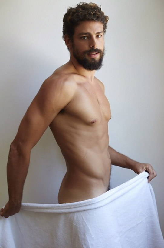 Cauã Reymond aparece super sexy só de toalha em ensaio de Mario Testino