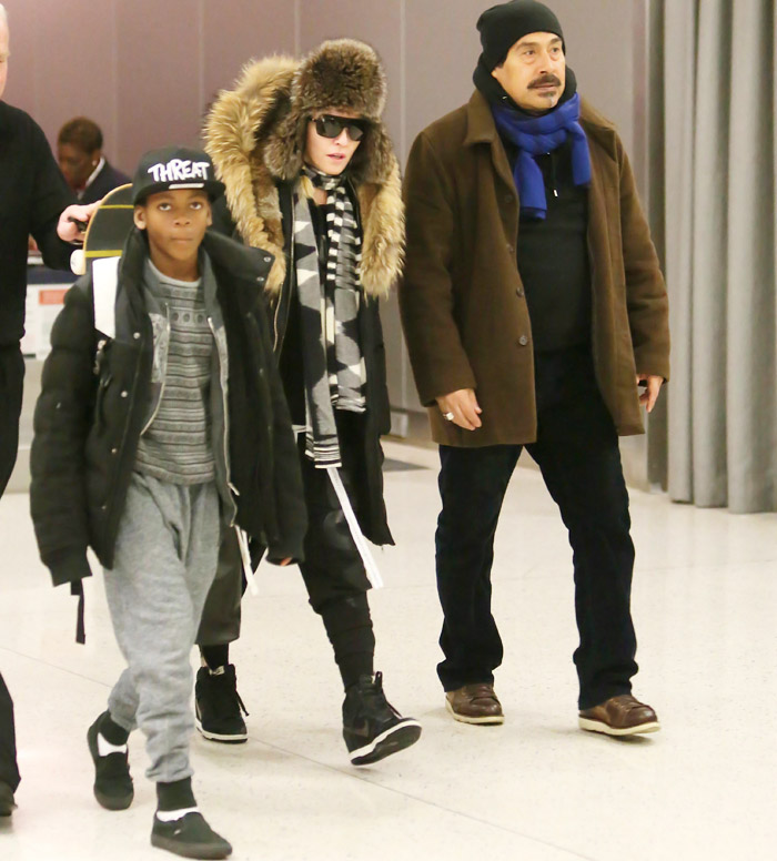 Madonna desembarca em Nova York com os filhos