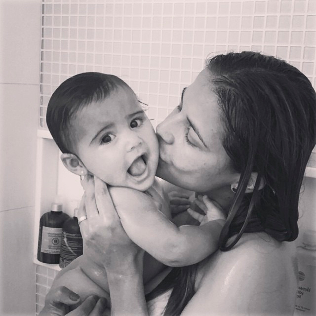  Nivea Stelmann toma banho com a filha em dia de sol no Rio de Janeiro