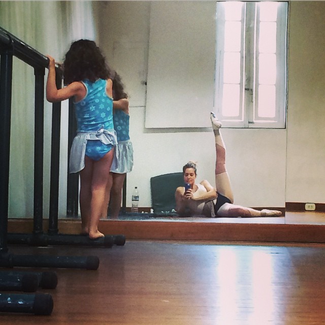  Bailarina! Letícia Spiller faz abertura durante aula de dança com a filha