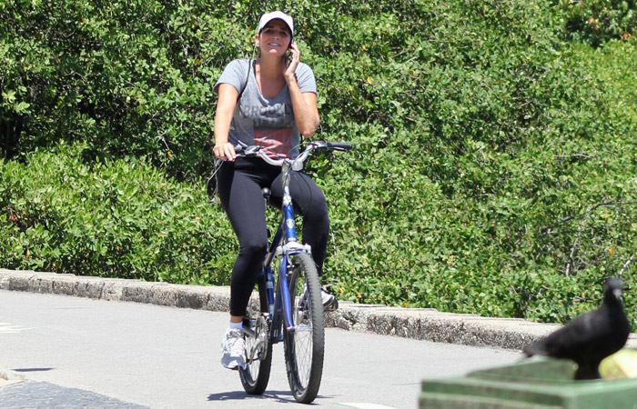 Malu Mader sorri para paparazzo durante tarde de exercícios no Rio