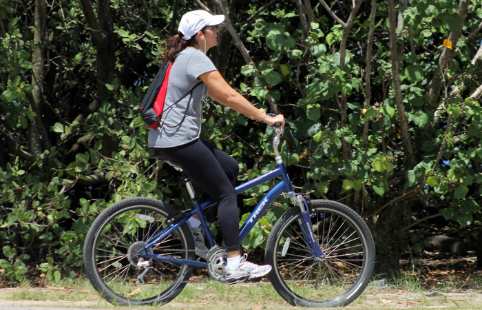 Malu Mader sorri para paparazzo durante tarde de exercícios no Rio