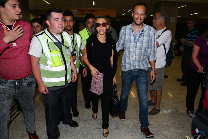 Florinda Meza desembarca no Brasil e atende fãs antes de deixar aeroporto
