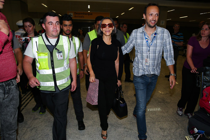 Florinda Meza desembarca no Brasil e atende fãs antes de deixar aeroporto