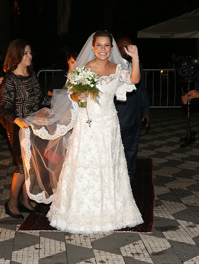 Fernanda Souza chega toda linda, com vestido inteiro de renda para o casamento com Thiaguinho