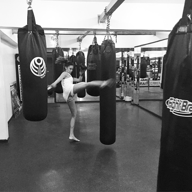 Thaila Ayala pega pesado em treino de kickboxing para manter a forma e relaxar. Leia em O Fuxico! 