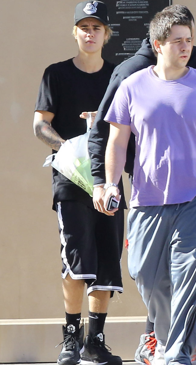 Com cabelos mais compridos, Justin Bieber faz compras em Beverly Hills