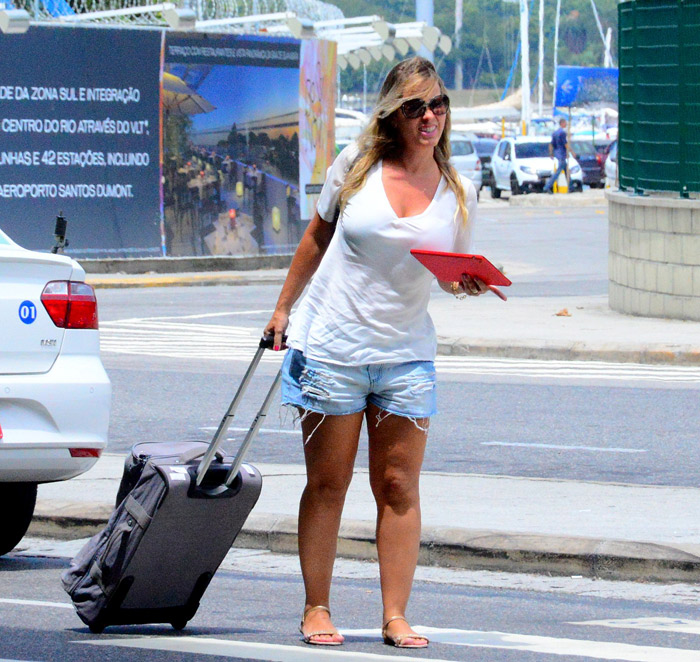  Andreia Sorvetão aposta em shortinho curto para viajar no Rio