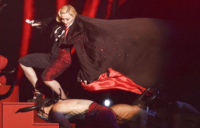 Madonna leva um tombo em show, mas não perde a pose. Assista!