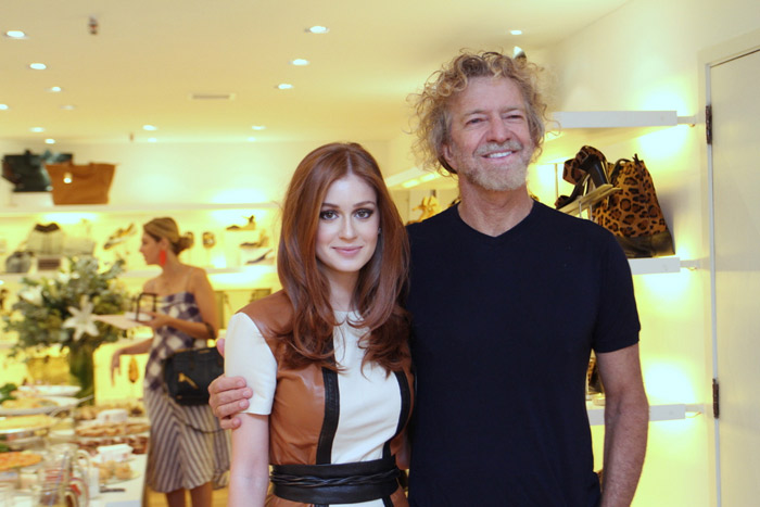 Marina Ruy Barbosa aposta em vestidinho de couro para lançamento de coleção no Rio