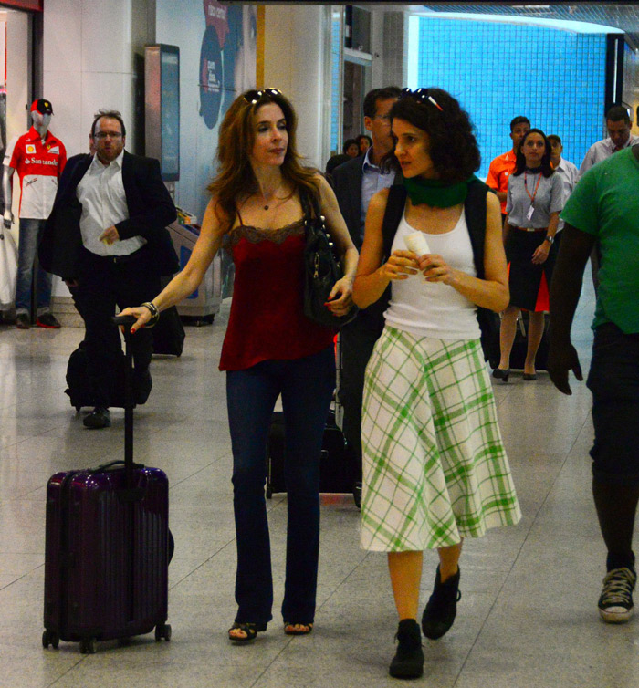 Só sorrisos! Flávia Alessandra embarca toda contente em aeroporto carioca