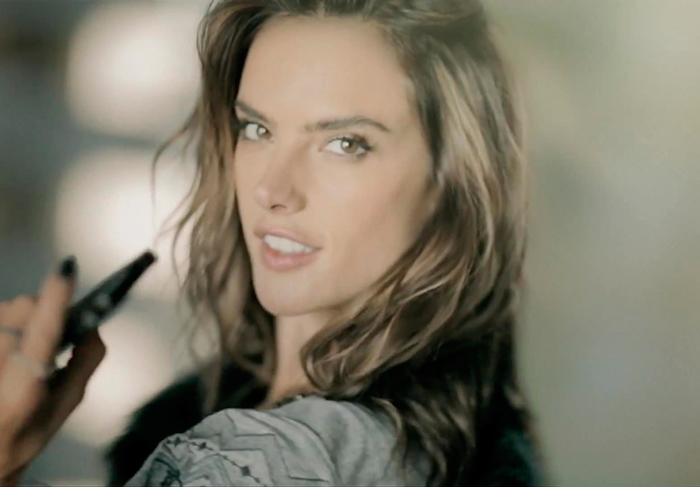 Glamour define Alessandra Ambrósio em nova campanha de moda