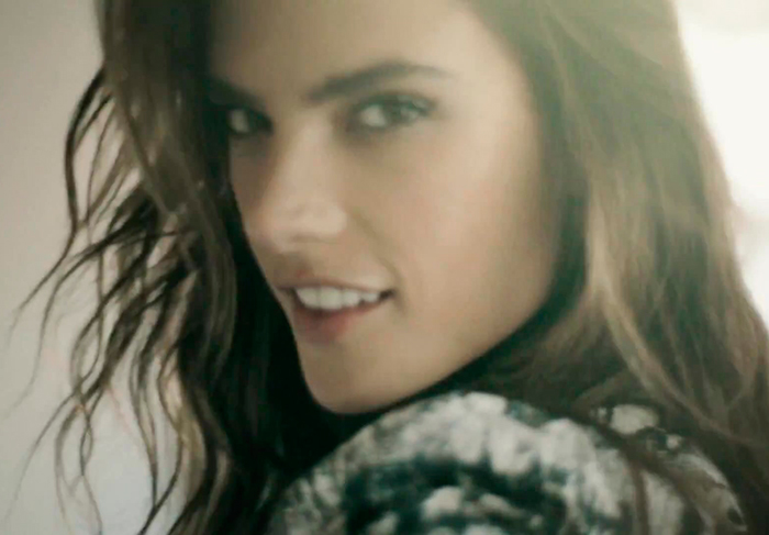 Glamour define Alessandra Ambrósio em nova campanha de moda