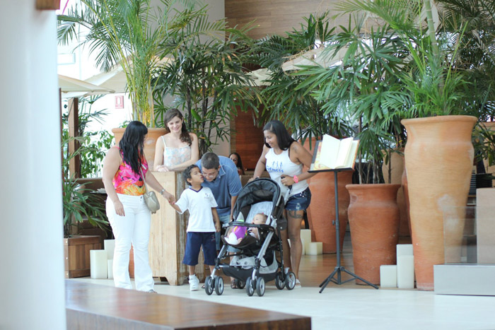  Zeca Pagodinho paparica os netos durante almoço em família no shopping Village Mall