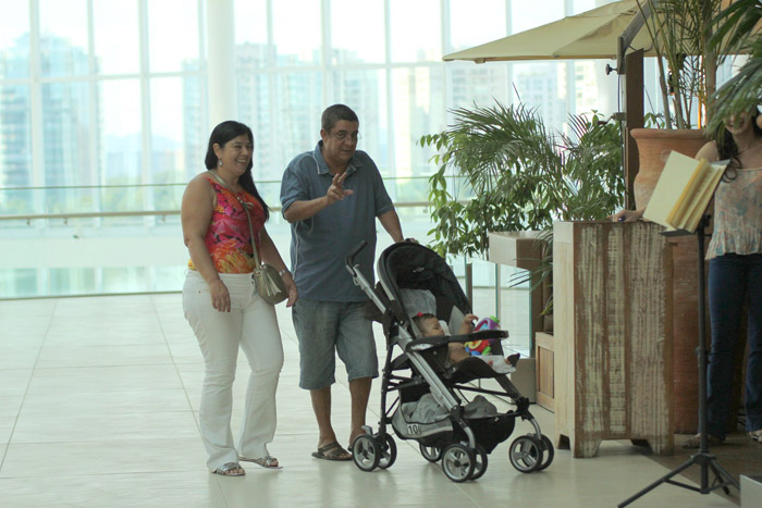  Zeca Pagodinho paparica os netos durante almoço em família no shopping Village Mall