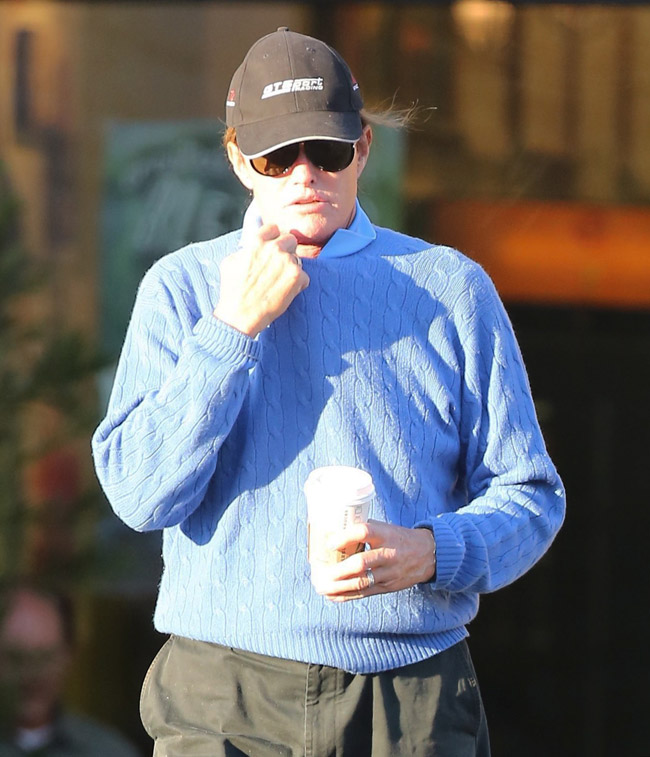 Bruce Jenner esconde o rosto dos fotógrafos em Los Angeles