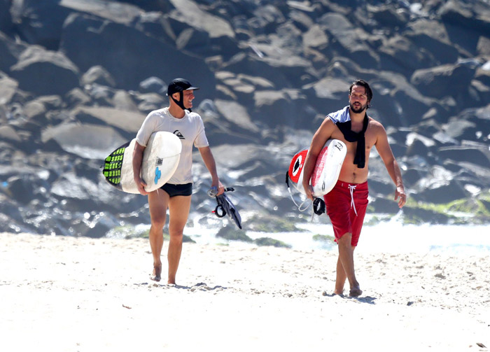 Paulinho Vilhena e Vladimir Brichta pegam onda em praia carioca