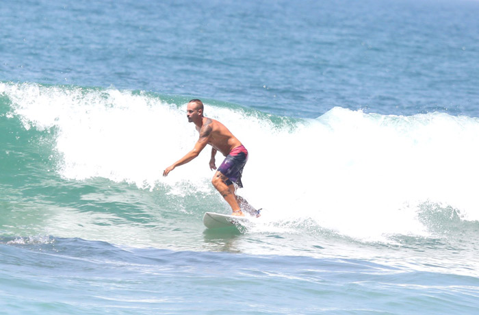 Paulinho Vilhena e Vladimir Brichta pegam onda em praia carioca