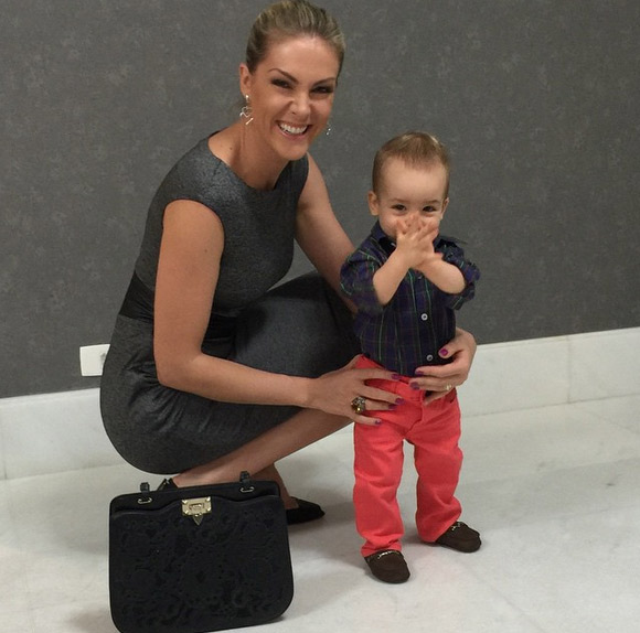 Fofura! Filho de Ana Hickmann esbanja estilo antes de sair para batizado