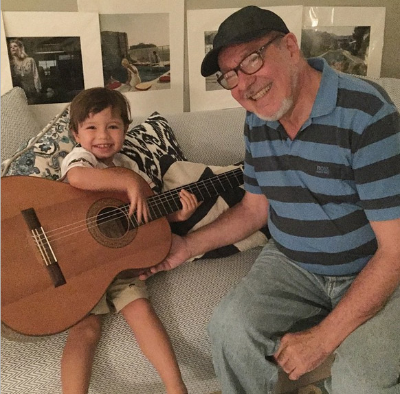 Luana Piovani fala que vai incentivar possível carreira musical do filho após vê-lo segurando violão