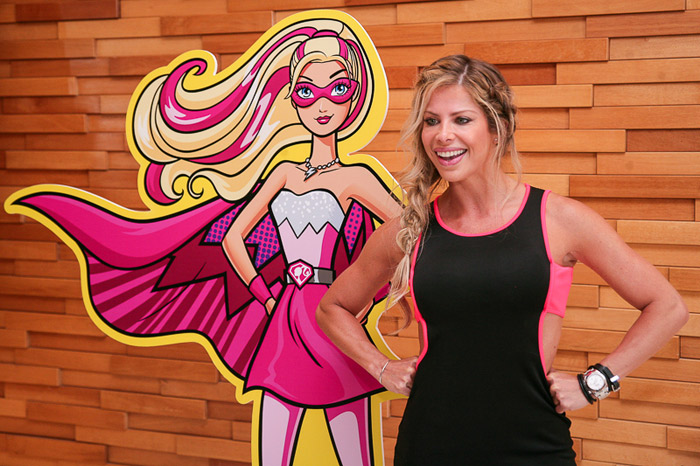 Karina Bacchi posa toda sorridente para fotos durante lançamento de animação da Barbie