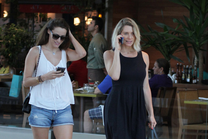 Letícia Spiller não desgruda do celular após almoçar com os amigos
