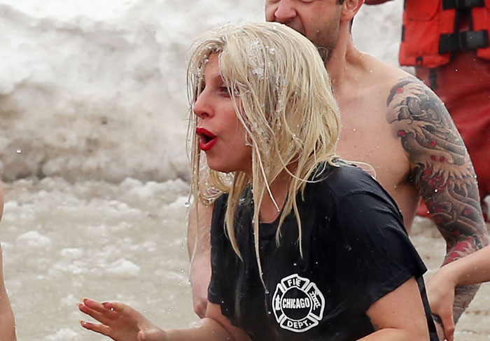 Chicago Polar Plunge: Lady Gaga mergulha em lago gelado ao lado do noivo, Taylor Kinney, 