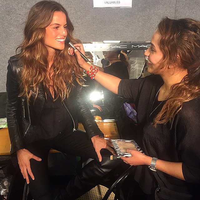 Izabel Goulart esbanja energia positiva nos bastidores da Semana de Moda de Milão