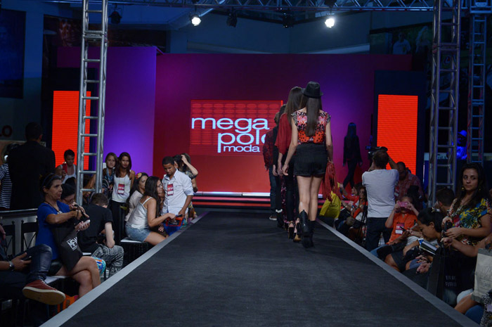 Modelos apresentam coleção de moda em Feira no Shopping Mega Polo, no Brás, em São Paulo