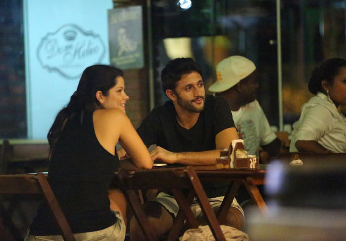 Samara Felippo se diverte com namorado e amigos num barzinho carioca