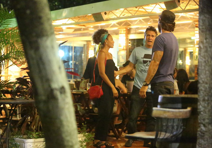 Samara Felippo se diverte com namorado e amigos num barzinho carioca