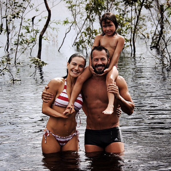 Malvino Salvador toma banho de rio com a filha e Kyra Gracie