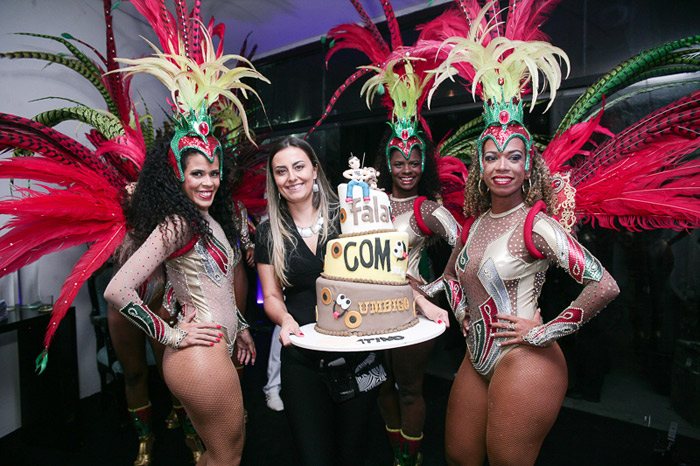 Com direito a limousine, Latino faz festão para comemorar aniversário