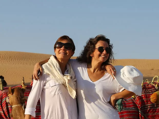Adriana Esteves passeia com Camelos em Dubai