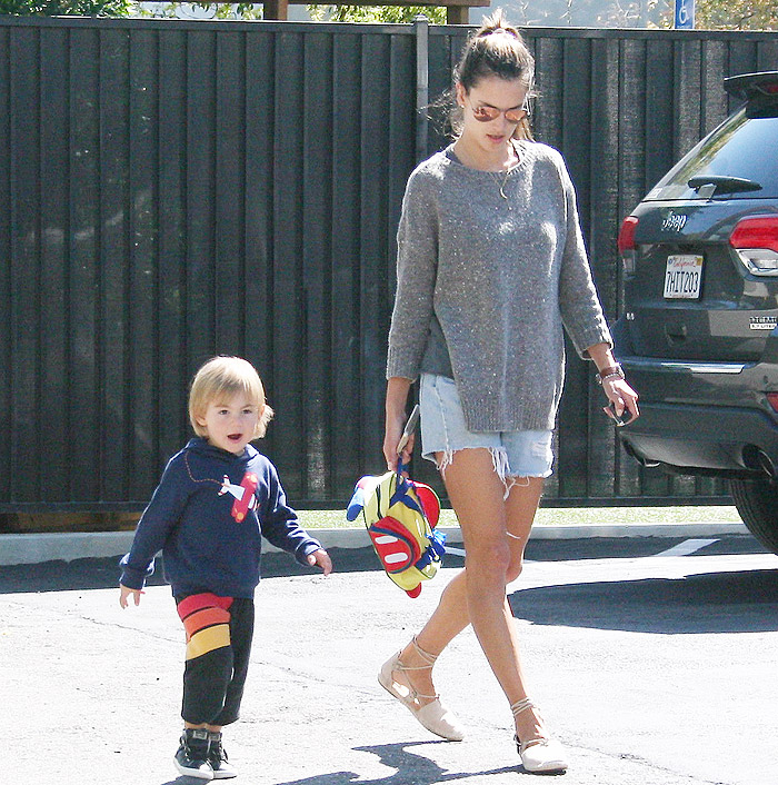 De shortinho, Alessandra Ambrósio leva o filho para a escola