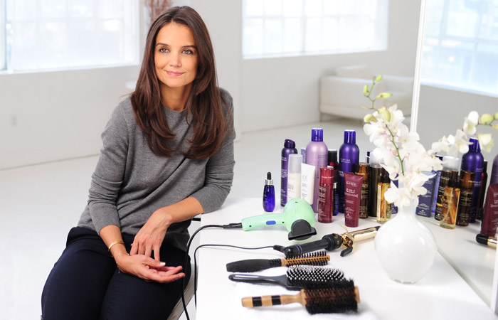 Katie Holmes posa para nova campanha de produtos de beleza